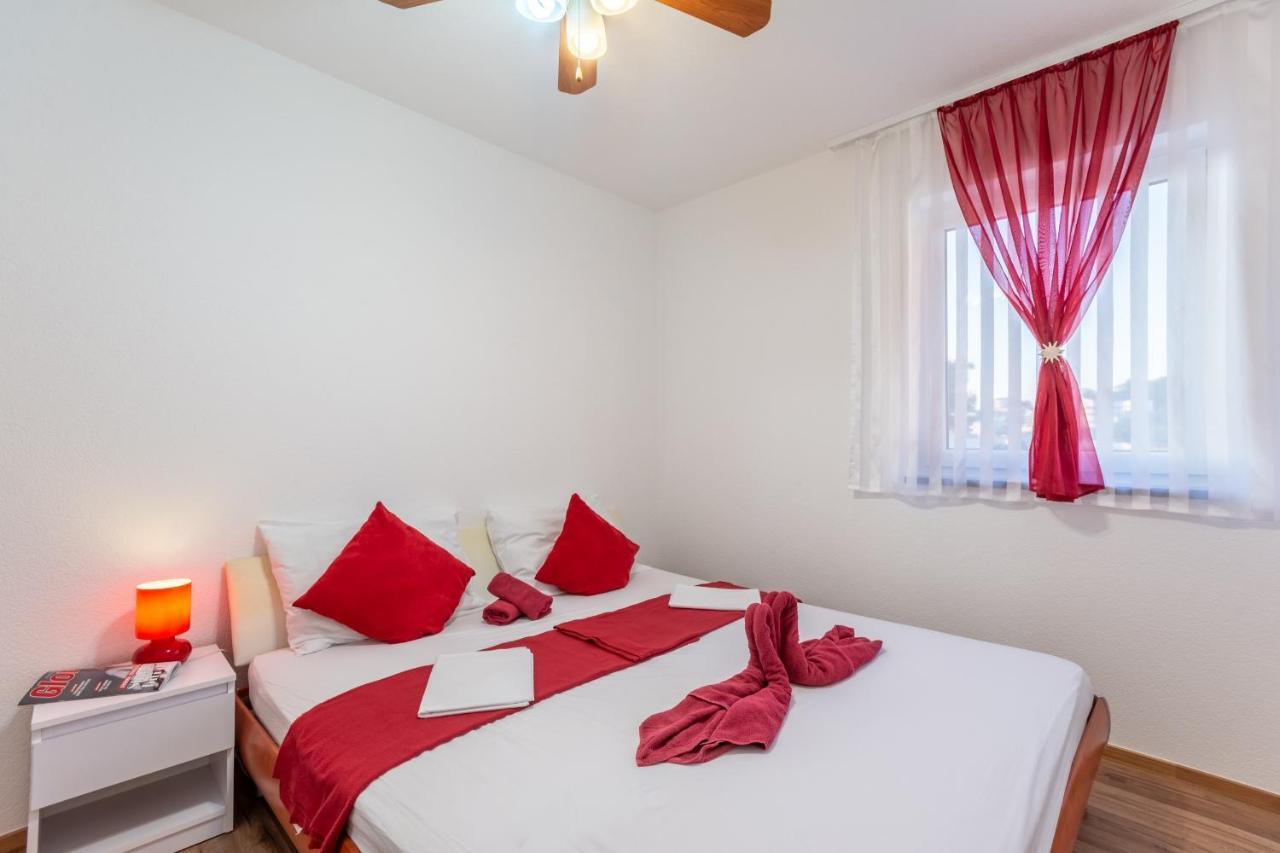 Family Friendly Apartments With A Swimming Pool Stanici, Omis - 18676 Exterior foto