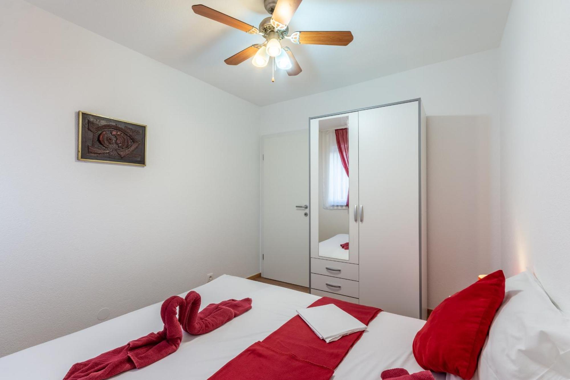 Family Friendly Apartments With A Swimming Pool Stanici, Omis - 18676 Habitación foto